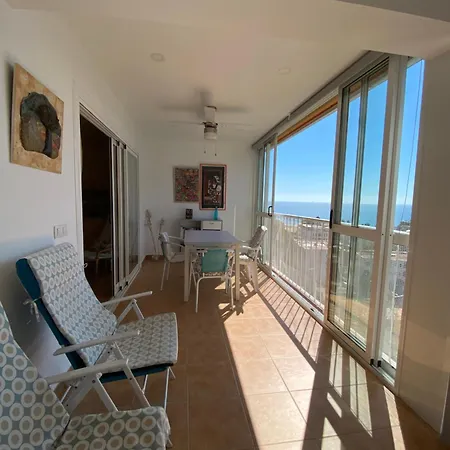 Sea & Mountain Views *